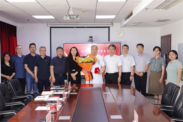 【东方红】光荣在党50年 薪火相传守初心——北中医fun88乐天使举行“光荣在党50年”纪念章颁发仪式